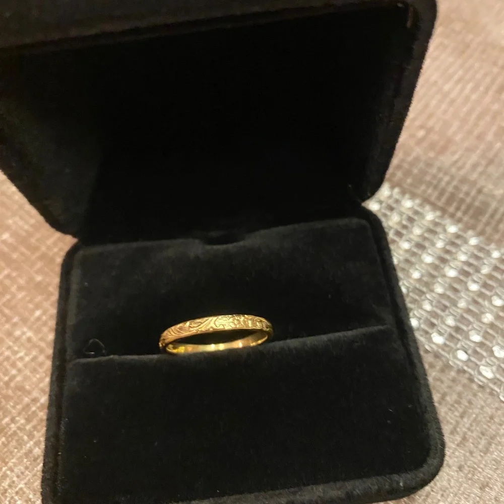 Delicate Gold Leaf Pattern Women's Ring - Picture 2 of 5